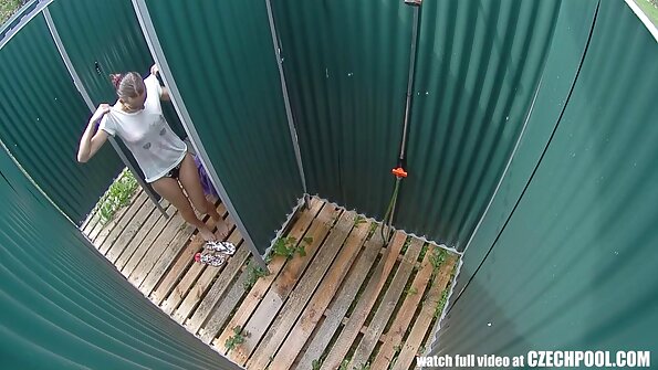 Graži blondinė laiko penį tarp savo ilgų kojų