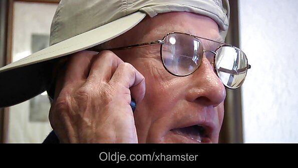 Antrankiais surakintą blondinę dulkina jos keistas partneris
