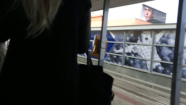 Dvi merginos, kurios mėgsta savo sekso žaislus, naudoja juos lovoje