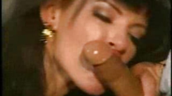 Latina MILF su dideliais papais ir užpakaliu važiuoja gaidys po duoda blowjob