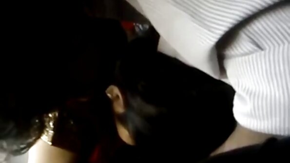 Masturbacijos vaizdo įrašas su neryškiais plaukais juodaodė mergina sultingais papais