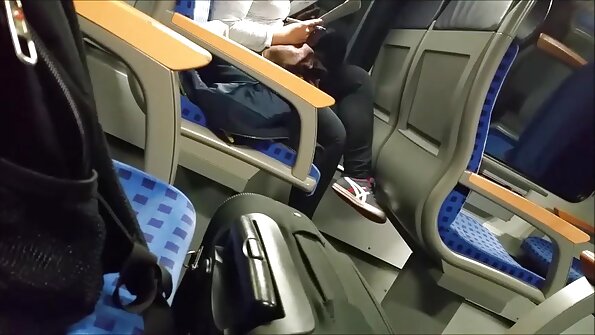 Šiame karštame filme čia blondinė varva nuo spermos