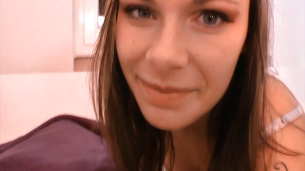 Busty brunetė, kuri turi gražų stelažą, vejasi į savo šiknius