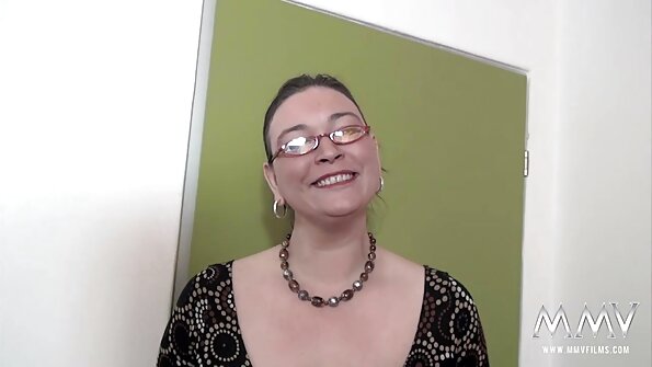 Karšta blondinė pameta drabužius ir tada ji čiulpia didelį penį