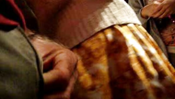 Susijaudinusi MILF suviliojo savo karštą kaimynę stipriu trenksmu