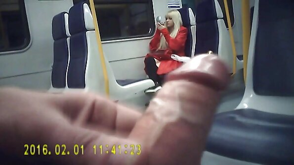 Seksualinis potraukis užpildo jauną blondinę, o senas geradaris ją dulkina